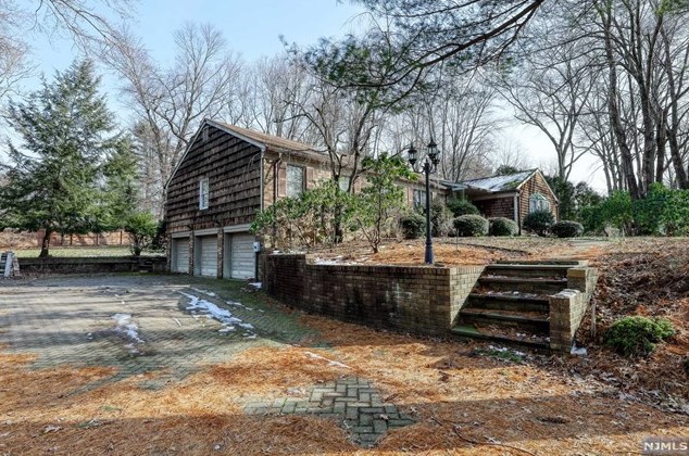 8 Arthur Ct, Demarest, NJ 07627