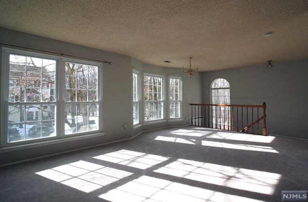 255 Larch Ln, Mahwah, NJ 07430