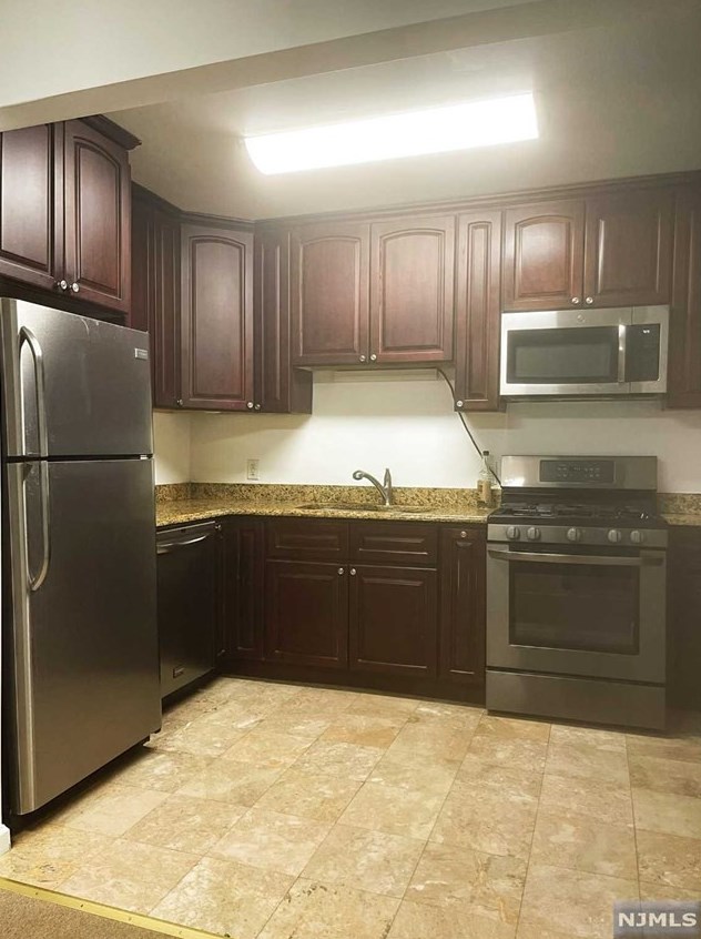 757 Ray Ave, Ridgefield NJ  07657-1218 exterior