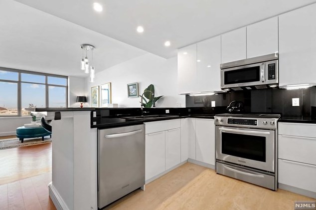 8100 River Rd #1109, North Bergen, NJ 07047