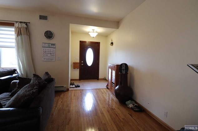 210 Cranford Pl, Teaneck, NJ 07666