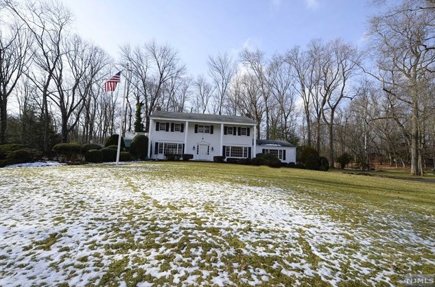 6 Arrowhead Ln, Upper Saddle River, NJ 07458