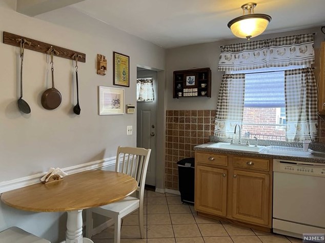 208 New Bridge Rd, Bergenfield NJ  07621-4124 exterior