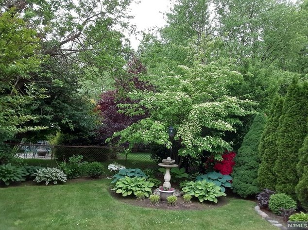 208 New Bridge Rd, Bergenfield NJ  07621-4124 exterior