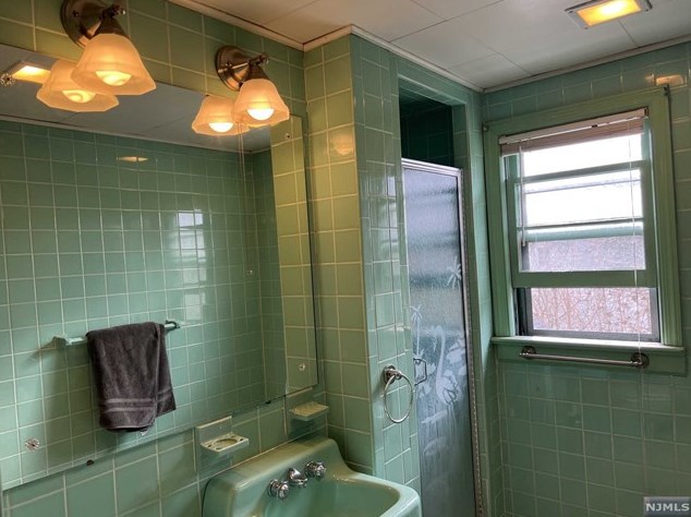 208 New Bridge Rd, Bergenfield NJ  07621-4124 exterior