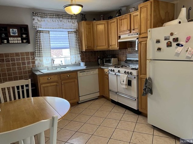 208 New Bridge Rd, Bergenfield NJ  07621-4124 exterior