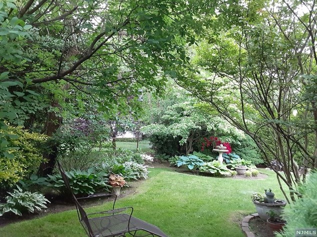 208 New Bridge Rd, Bergenfield NJ  07621-4124 exterior