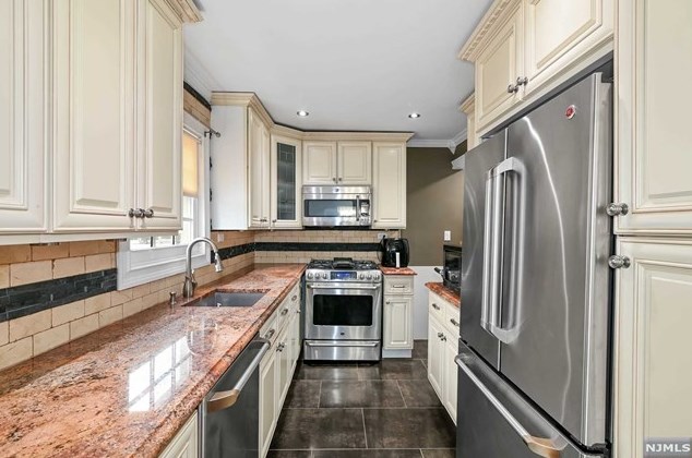 74 Spring Ave, Bergenfield, NJ 07621-2620