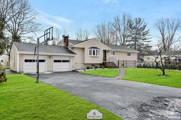 6 Valley Pl, Norwood, NJ 07648