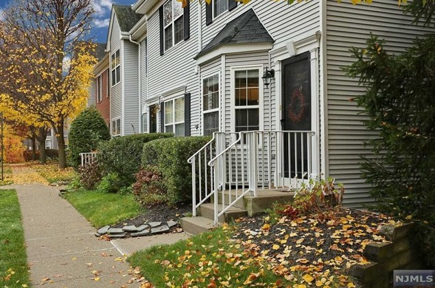 2246 Margaret Ct, Mahwah, NJ 07430