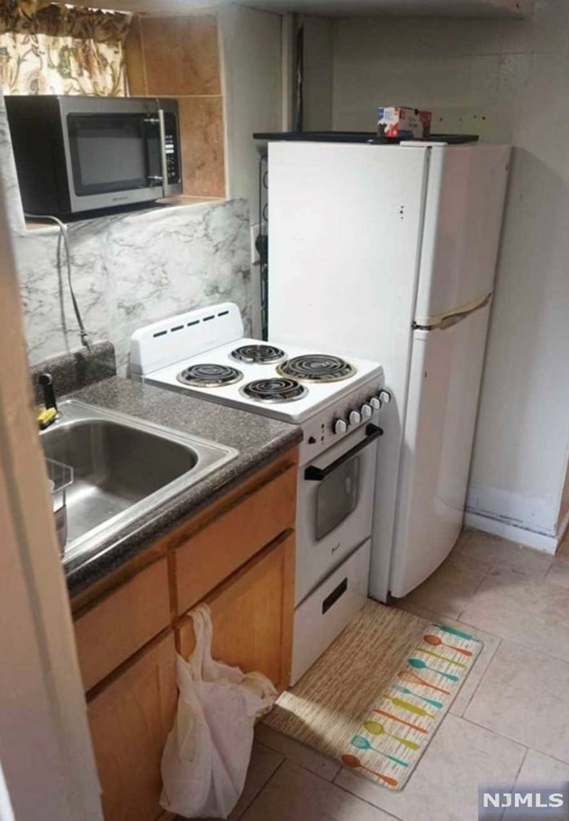 109 Home Pl, Lodi, NJ 07644