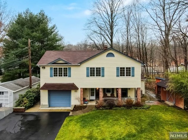 20 Irving Pl, Waldwick, NJ 07463
