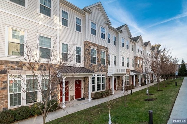 8 Dahlia Ln, Outwater, NJ 07026