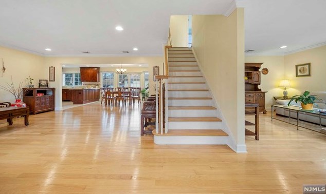 20 Holly Ln, Cresskill, NJ 07626