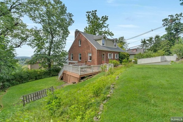 564 Elm Ave, Ridgefield, NJ 07657