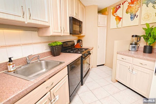 7000 Boulevard E #20f, West New York, NJ 07093