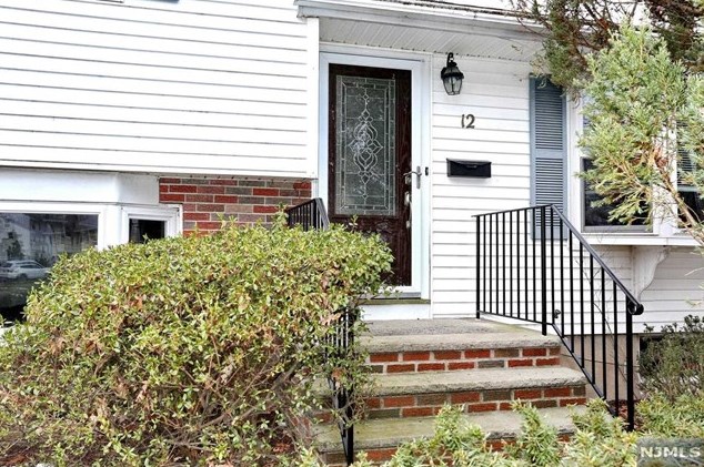12 Oakview Dr, Waldwick, NJ 07463
