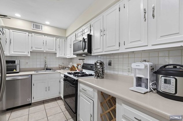 461 Dunlin Plz, Secaucus NJ  07094-2201 exterior