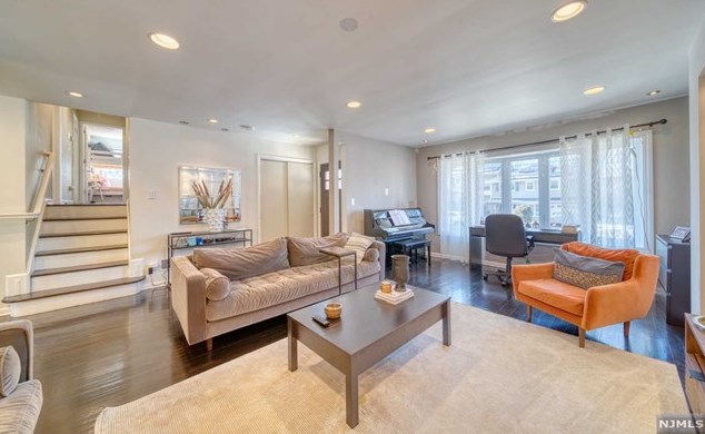 166 12th St, Cresskill, NJ 07626