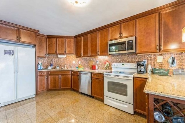 1055 River Rd #302, Edgewater, NJ 07020