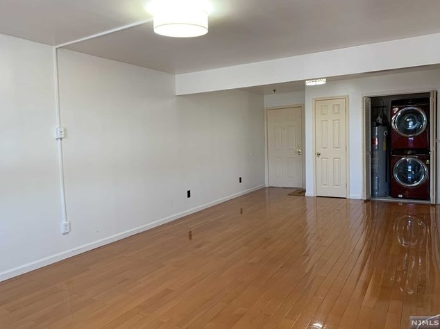 65 Fairview St #3e, Palisades Park, NJ