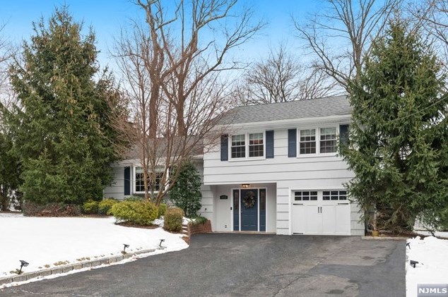 384 Martom Rd, Wyckoff, NJ 07481-2406