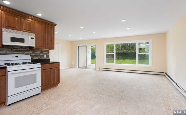 332 Edstan Way, Paramus NJ  07652-5712 exterior