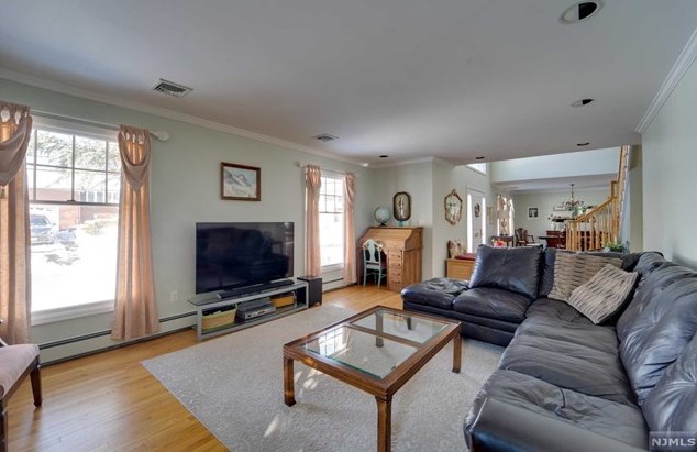 84 Stewart St, Demarest, NJ 07627
