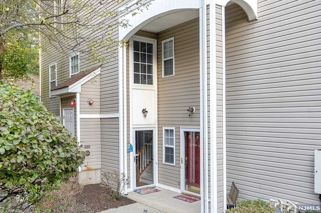 91 Lakeview Ct, Pompton Lakes, NJ 07442