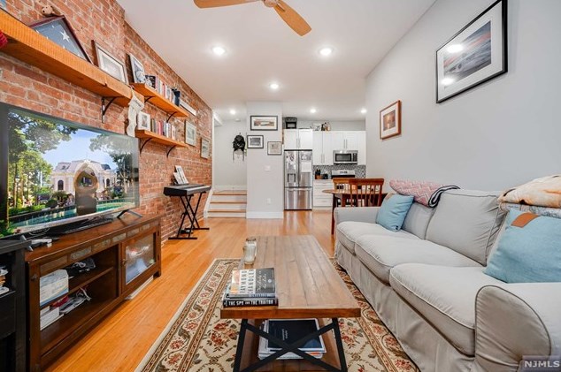263 10th St #2b, Jersey City, NJ 07302
