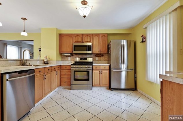 18 Henches Pl, Little Ferry, NJ 07643
