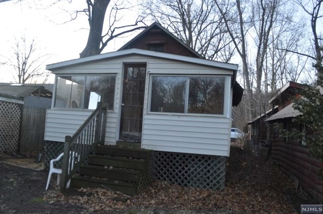46 Riverside Dr, Oakland, NJ 07436