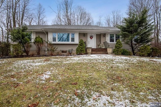 599 Summit Ave, Franklin Lakes, NJ 07417