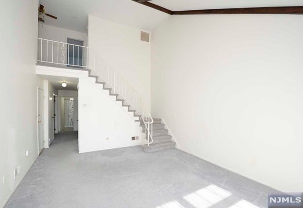 30-3 Tamaron Dr, Waldwick, NJ 07463