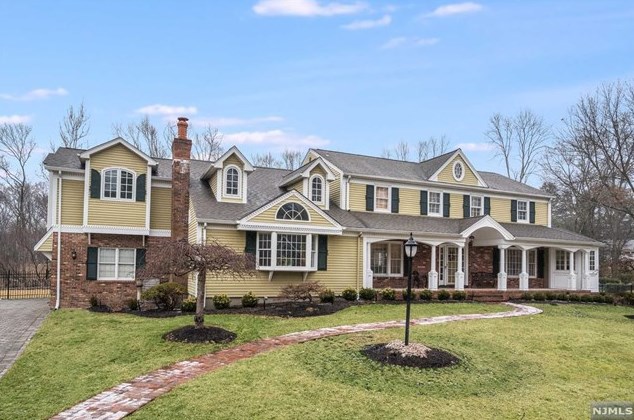11 Riverview Ln, Ho Ho Kus, NJ 07423