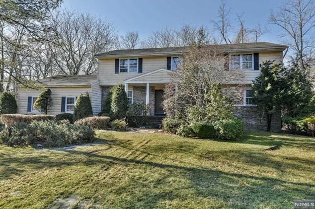 11 Greenbriar Ln, Montvale, NJ 07645