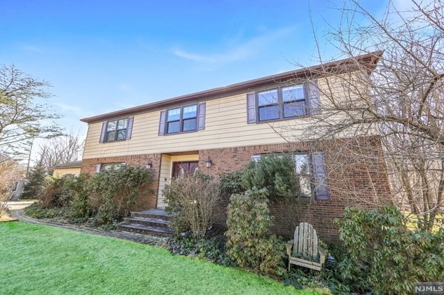 72 Higgins Pl, Harrington Park, NJ 07640