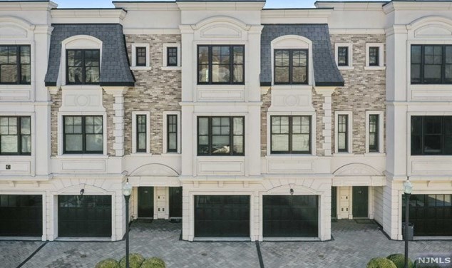 32 Marquis Ct, Edgewater, NJ 07020