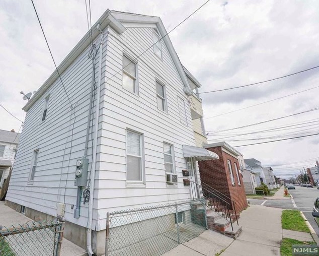 33 Mercer St, Wallington, NJ 07057