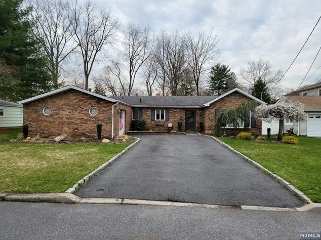 33 Eagle Dr, Emerson, NJ 07630-1307