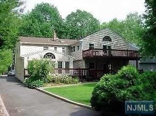 327 Elmwood Dr, Paramus, NJ 07652-3458