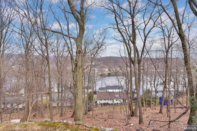 17 Pawnee Terrace, West Milford Lakes, NJ 07480