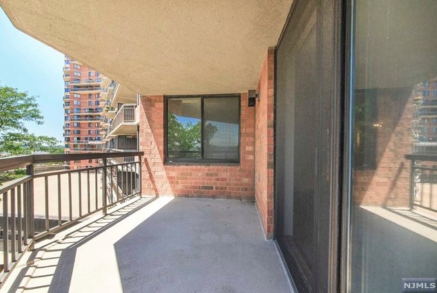 415 Harmon Cove Tower, Secaucus, NJ 07094