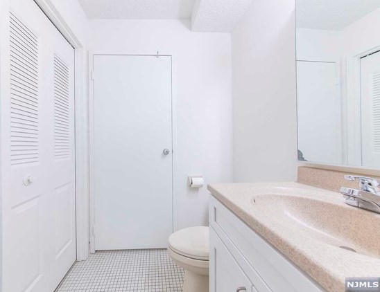 415 Harmon Cove Tower, Secaucus NJ  07094-1727 exterior