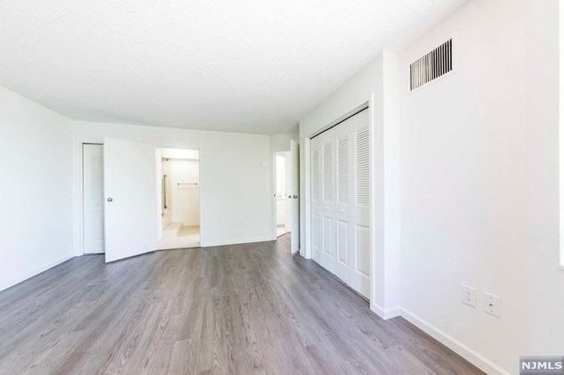415 Harmon Cove Tower, Secaucus NJ  07094-1727 exterior