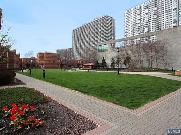 100 Old Palisade Rd, West Fort Lee NJ 07024-7064 exterior