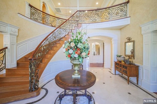 896 Apache Rd, Franklin Lakes, NJ 07417