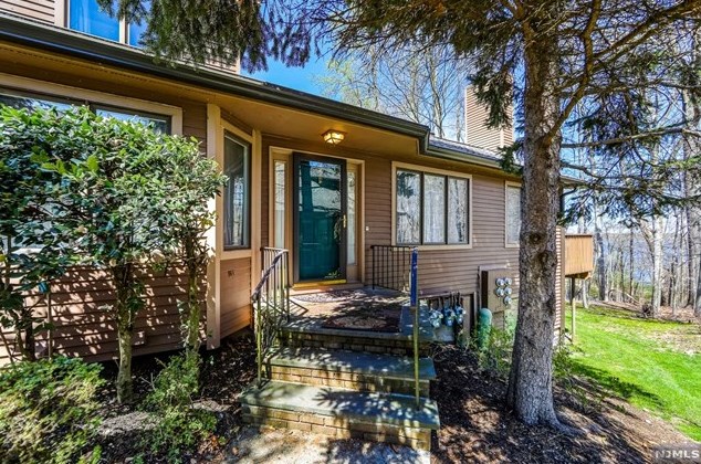 51 Lakeview Dr, Westwood, NJ 07675