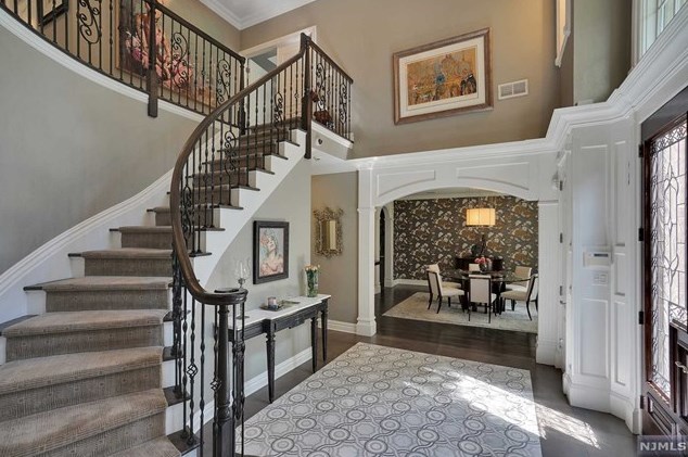 1087 Briar Way, West Fort Lee, NJ 07024-6445