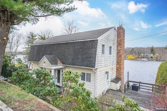 93 Point Breeze Dr, West Milford, NJ 07421